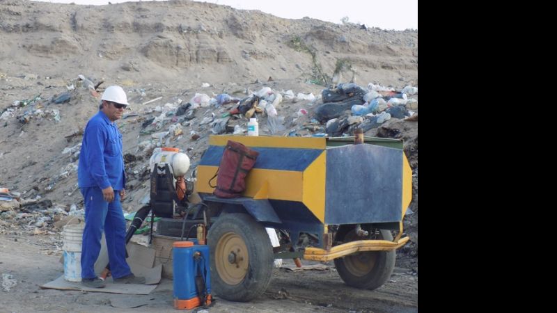 Limpieza en el canal colector Este en Santa María