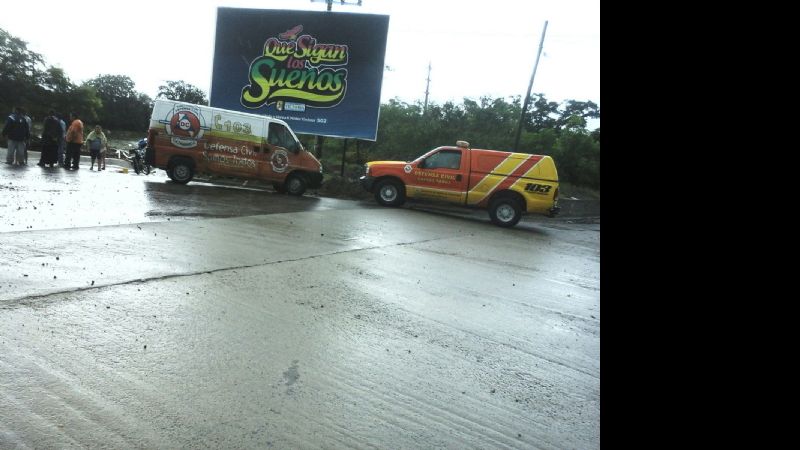 Interrumpen tránsito por el desborde de un canal