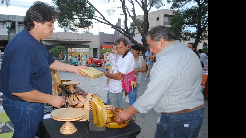 La 3ra. Feria Artesanal Navideña en la Plaza 25 de Mayo