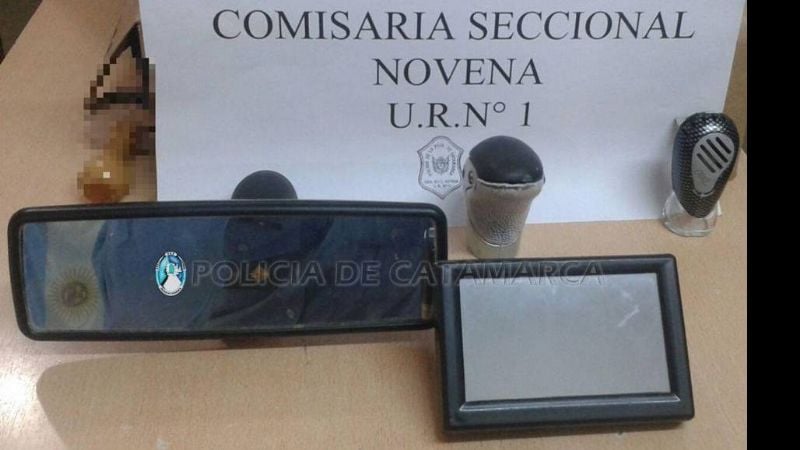 Aprehendieron a un joven y demoran a un adolescente con accesorios de auto robados