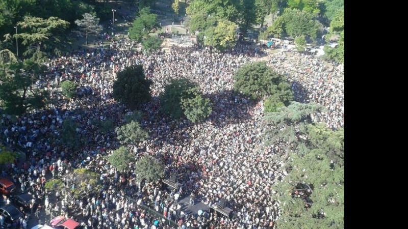 El ex ministro Kicillof habló ante una multitud en el Parque Centenario