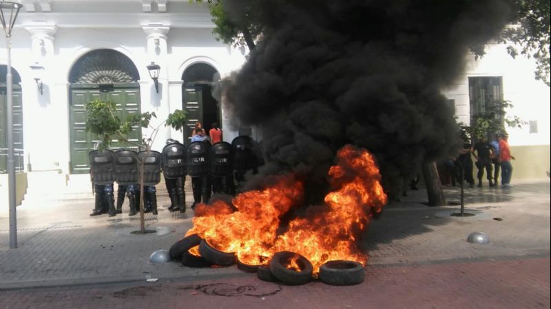 Violenta manifestación frente a Casa de Gobierno
