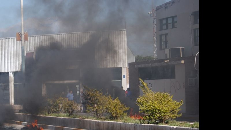 Jalile avanzó con los despidos y cesanteados “toman” el municipio