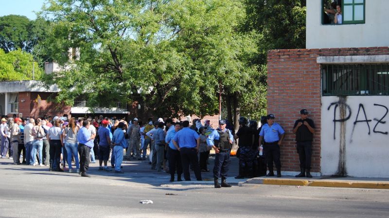 Jalile avanzó con los despidos y cesanteados “toman” el municipio