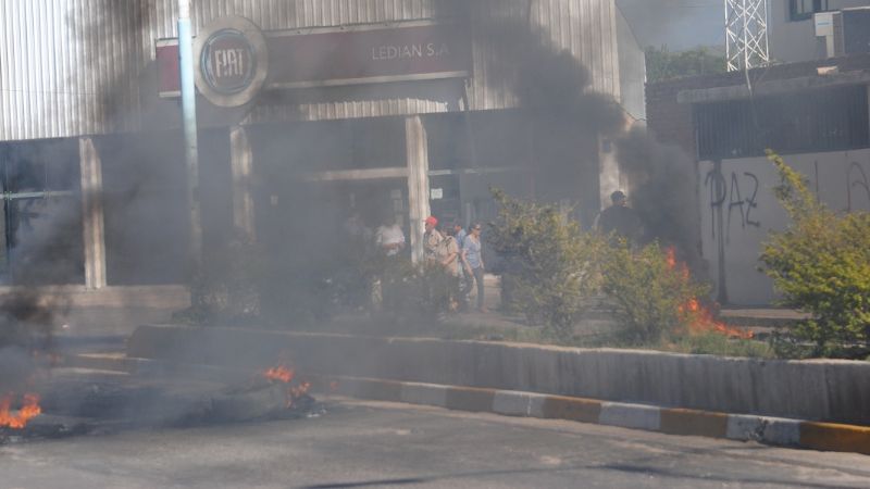 Jalile avanzó con los despidos y cesanteados “toman” el municipio