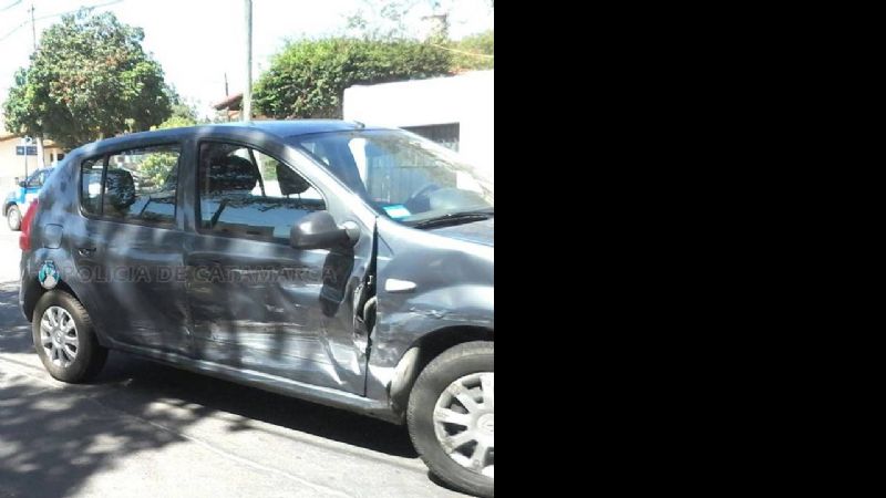 Un auto dañado tras un choque y conductor fugado