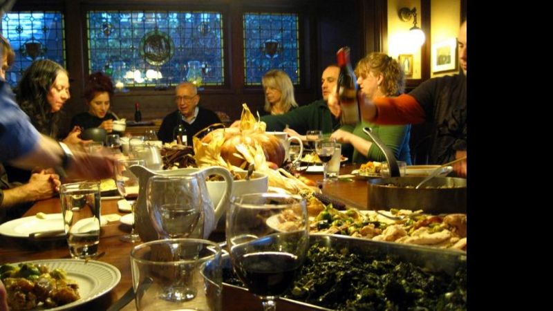 Porciones chicas y no excederse con el alcohol en las fiestas