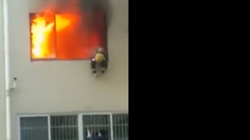 Impactante: filman a un bombero envuelto en llamas saltando al vacío