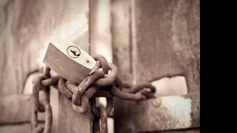 Vecinos escucharon llantos y eran dos niños que estaban encerrados