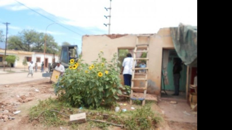 Por la lluvia, se cayó el techo de una casa
