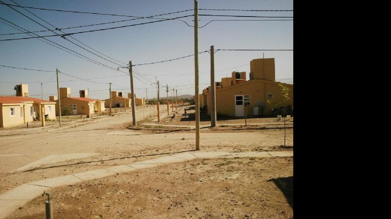 Al ver que las casas no son habitadas familias quieren ingresar y quedarse con ellas