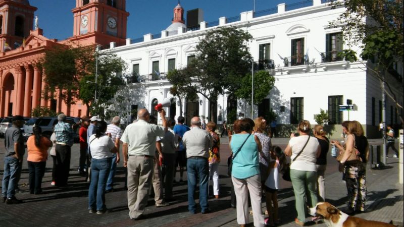 Manifestación de cesanteados en Casa de Gobierno