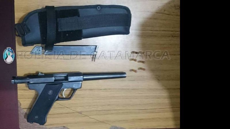 Detienen a un taxista y le secuestran un arma de fuego