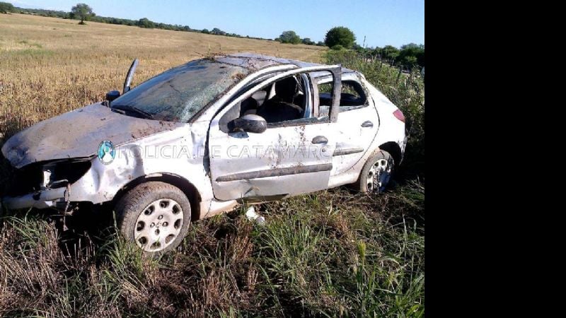 Un auto con cinco personas volcó en Santa Rosa