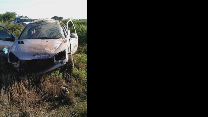 Un auto con cinco personas volcó en Santa Rosa