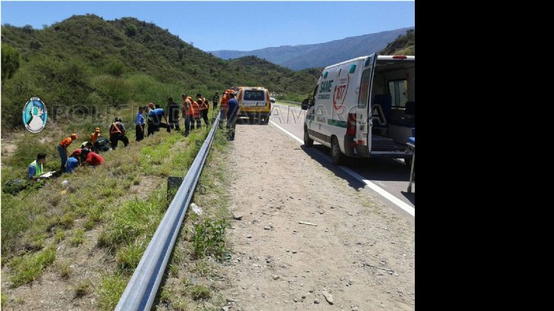 Se les reventó un neumático de la moto y cayeron a un barranco de 15 metros