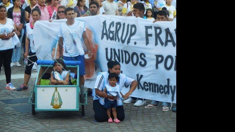 María caminó junto a su pueblo
