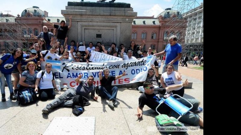 Militantes y autoconvocados colman la Plaza de Mayo para despedir a Cristina