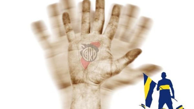 No podían faltar los afiches con cargadas de Boca hacia River
