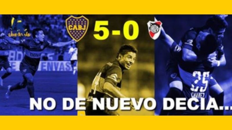 No podían faltar los afiches con cargadas de Boca hacia River