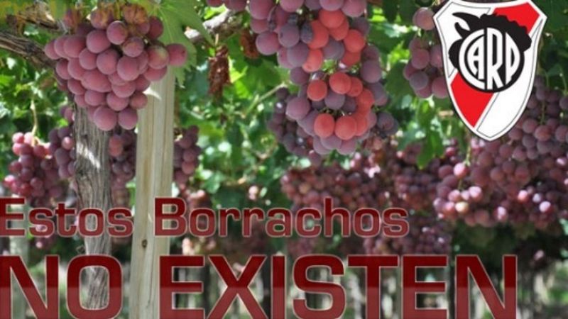 No podían faltar los afiches con cargadas de Boca hacia River