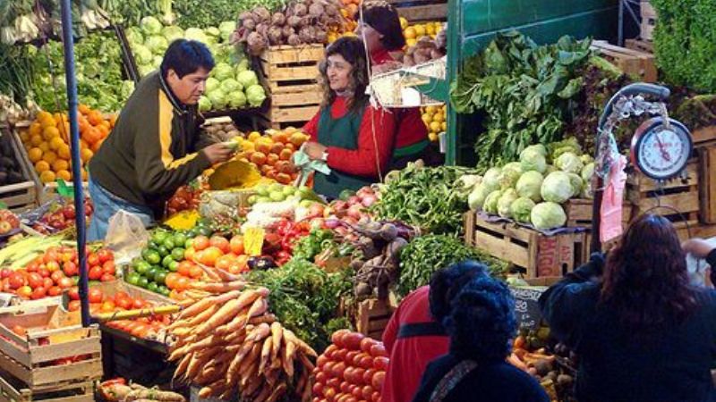 Verduras hasta un 77% más baratas en ferias que en los supermercados