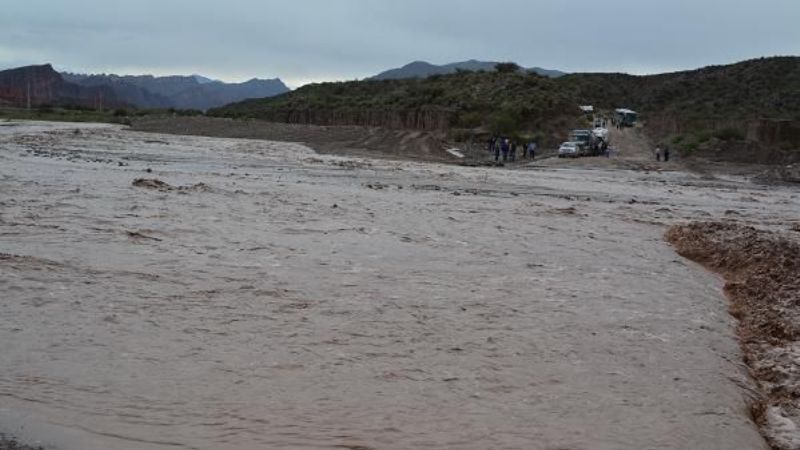 Por crecida de ríos Villa Vil y Los Nacimientos, está cortada la Ruta Nº40