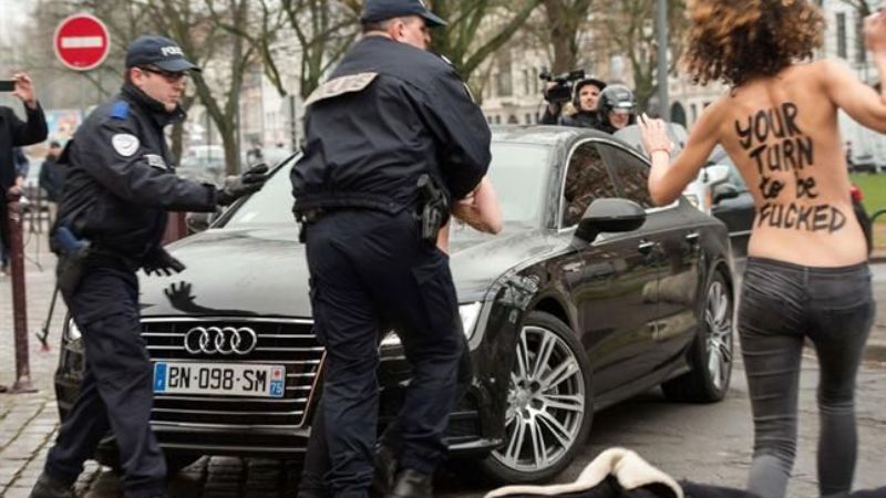 Mujeres semidesnudas escracharon a ex director de FMI