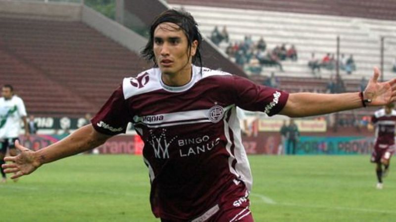 Jugador de Lanús internado por golpearse con una pesa