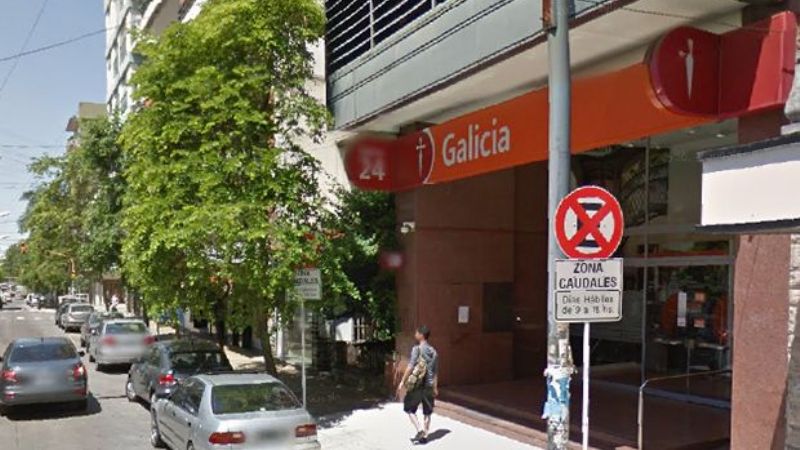 Robaron $750 mil de un cajero tras romperlo a mazazos