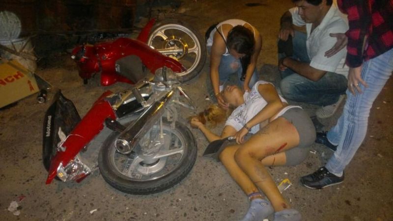 Camioneta se llevó por delante a los clientes de un bar