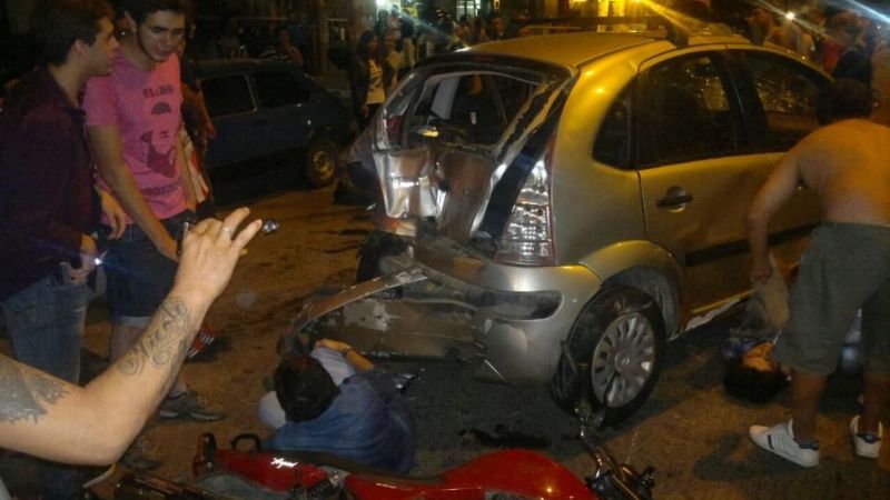 Camioneta se llevó por delante a los clientes de un bar