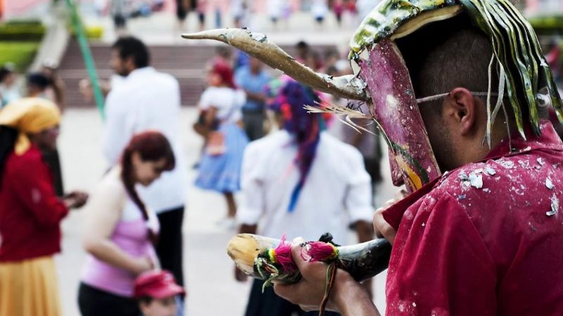 Impresionante desfile de la "Comparsa Autóctona" por  la Ciudad