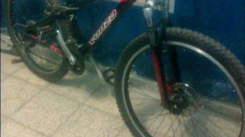 Circulaba en una bicicleta de alta gama y fue detenido