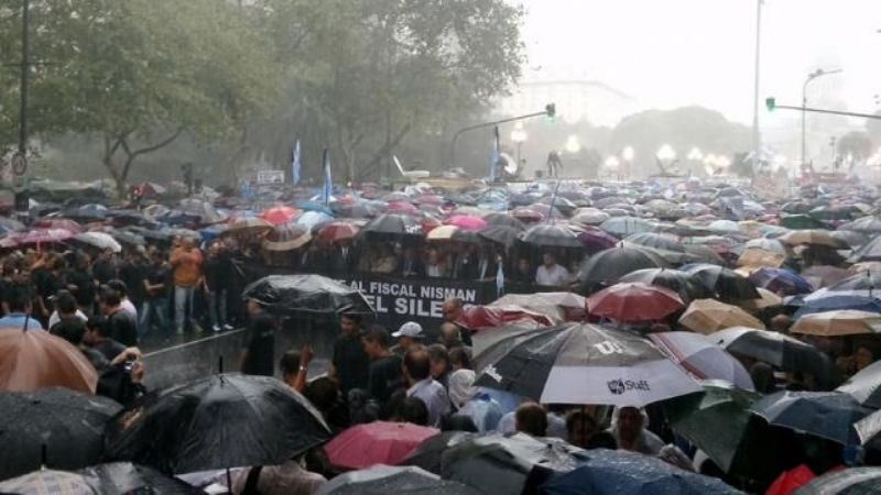 Bajo una intensa lluvia, una multitud marcha en homenaje a Nisman
