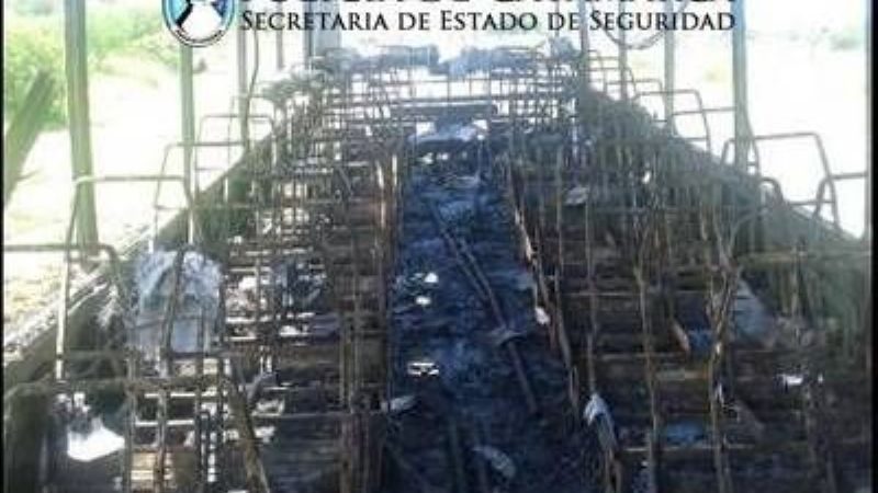 Incendio destruyó por completo un colectivo