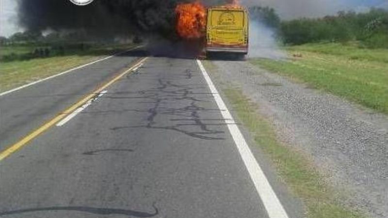 Incendio destruyó por completo un colectivo