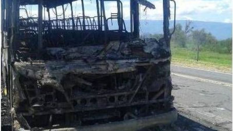 Incendio destruyó por completo un colectivo