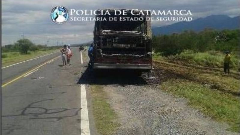 Incendio destruyó por completo un colectivo