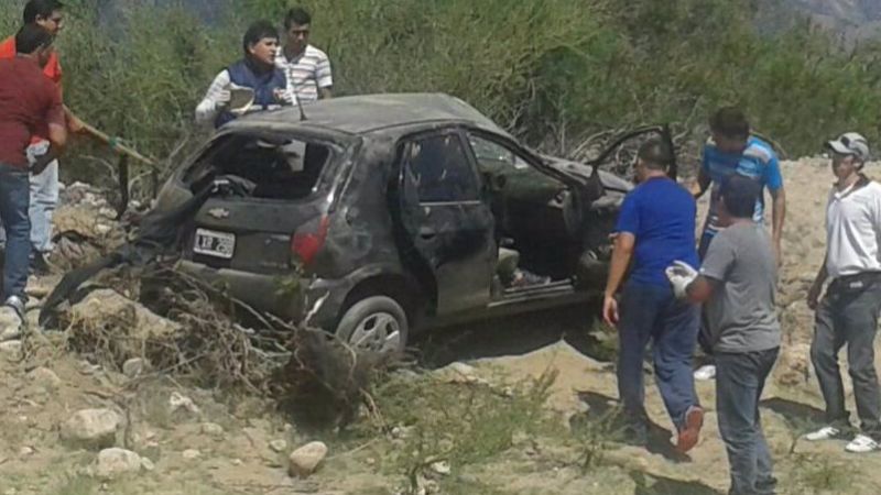 Auto con niños de 1, 2 y 10 años volcó en Pomán