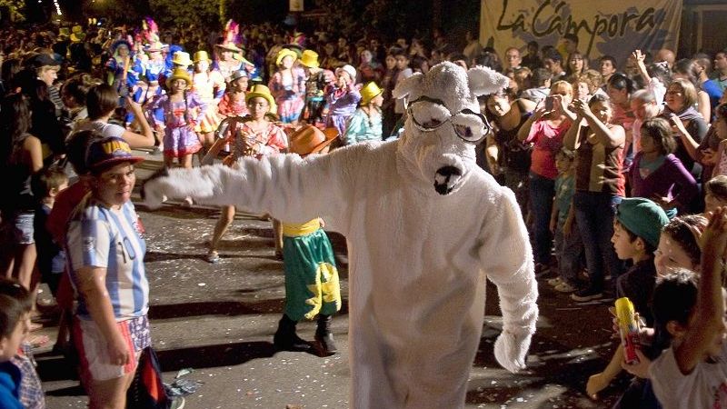 A puro color y alegría se despidió el carnaval en el B° Parque América