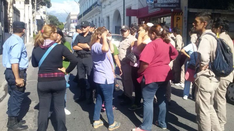 Cesanteados y becados de salud, bloquean el centro
