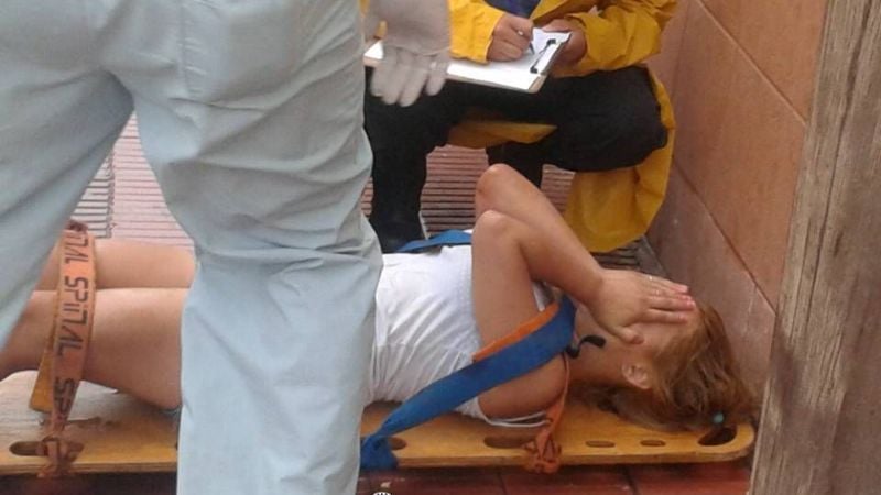 Chocó y abandonó a su amiga tirada