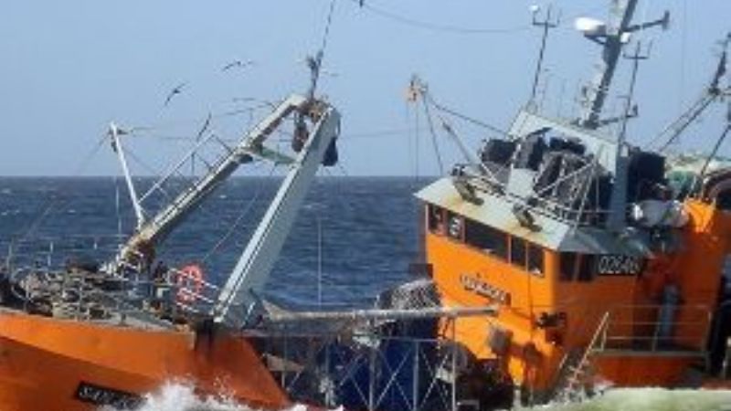 Villa Gesell: Se hundió un barco pesquero y buscan a 5 tripulantes