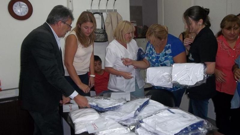 Entrega de uniformes y equipamiento a personal del SUMAR