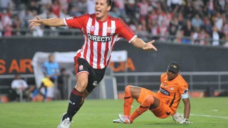 Carrillo facturó por triplicado y le dio el triunfo a Estudiantes