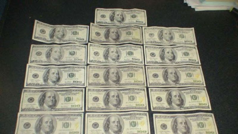 Atrapan a dos jóvenes porteños por estafas con dólares falsos