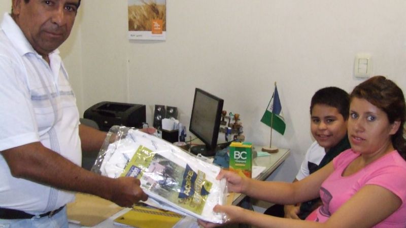 UATRE entrega guardapolvos a sus afiliados