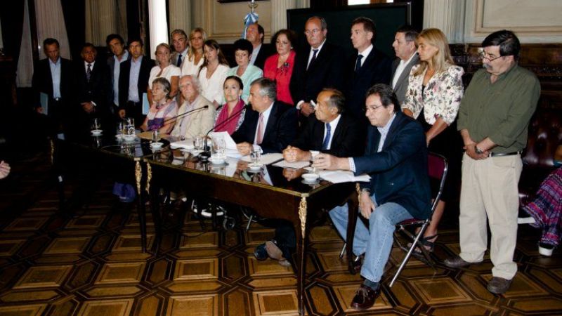 Oscar Castillo estuvo en conferencia opositora, pero no habló