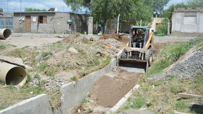 Reconstruyen calles del sector sur de la ciudad